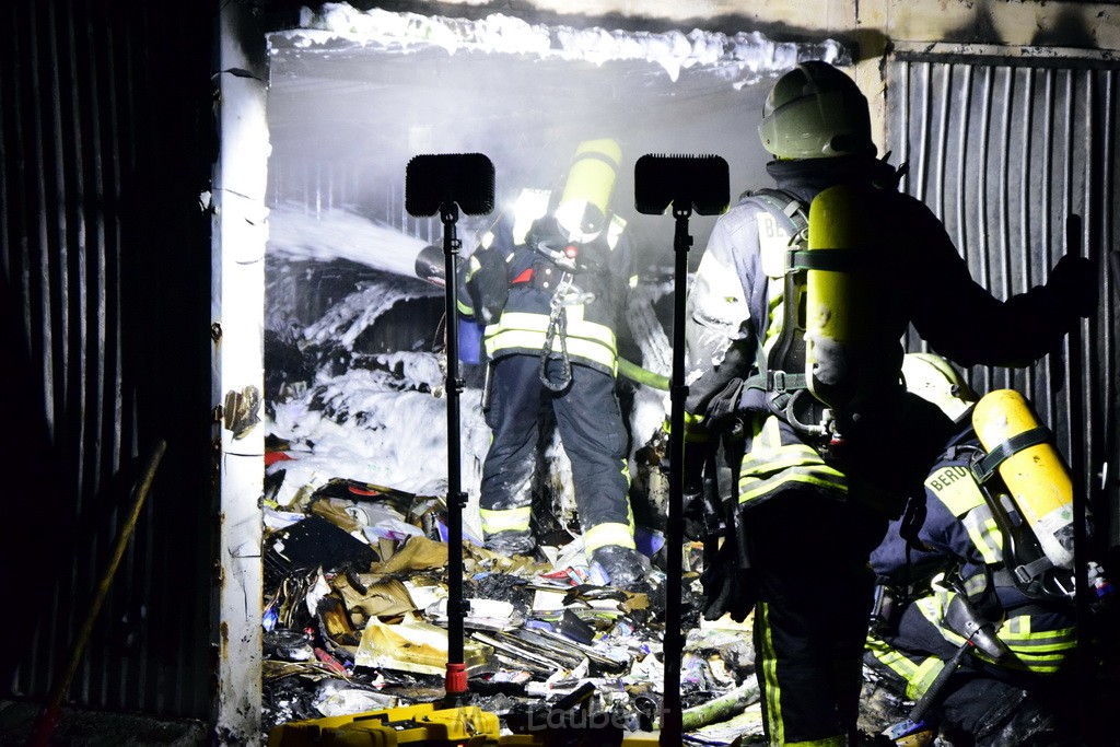 Feuer Hinterhof Garagen Koeln Hoehenberg Olpenerstr P122.JPG - Miklos Laubert